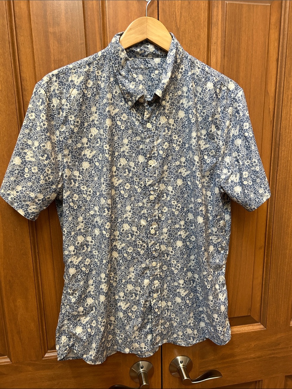Abercrombie & Fitch Short-Sleeve Blue Floral Button-Up Shirt size large